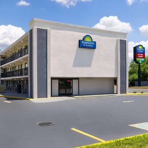 Day'S Inn & Suites By Wyndham Indianapolis Airport East